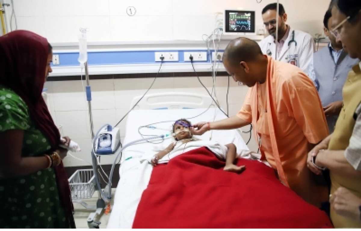 कोर्ट रूम शूटआउट में घायल लड़की से मिलने अस्पताल पहुंचे योगी कोर्ट रूम शूटआउट में घायल लड़की से मिलने अस्पताल पहुंचे योगी